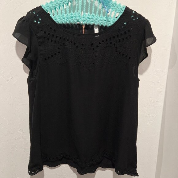 🖤 Classy with a Twist – Black Eyelet Sleeve Dress Shirt (Size M) 🖤 - Picture 1 of 3